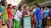 Perempuan Indonesia mendemonstrasikan cara memakai sarung saat mengkampanyekan "Selasa Berkebaya" atau Mengenakan Kebaya pada hari Selasa di Jakarta, 30 Juli 2019. (ADEK BERRY/AFP)