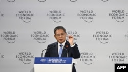 Perdana Menteri China Li Qiang berbicara dalam pembukaan Forum Ekonomi Dunia di Dalian, provinsi Liaoning, China, pada 25 Juni 2024. (Foto: AFP/Pedro Pardo)