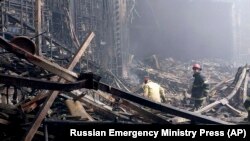 Dalam foto yang dirilis oleh Layanan Pers Kementerian Darurat Rusia pada 23 Maret 2024, petugas pemadam kebakaran bekerja di gedung konser yang terbakar setelah serangan terhadap gedung Balai Kota Crocus di Moskow, Rusia. (Foto: Layanan Pers Kementerian Darurat Rusia melalui AP)