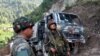 Tentara India berdiri di samping truk militer menyusul sebuah serangan terhadap konvoi tentara India yang diduga dilakukan oleh kelompok militan di distrik Kathua, Jammu dan Kashmir, pada 9 Juli 2024. (Foto: reuters/Stringer)