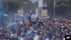 Warga Argentina merayakan keberhasilan timnya meraih gelar Piala Dunia 2022 di Buenos Aires, Argentina, pada 18 Desember 2022. (Foto: AP/Rodrigo Abd)
