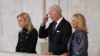 VaJoe Biden nemudzimai wavo Amai Jill Biden (kurudyi) vachiona bhokisi rine mutumbi waMambokadzi Elizabeth, Westminster Hall, London. Sept, 18, 2022.