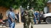 Des agents de sécurité burundais à Bujumbura, le 25 avril 2016 