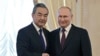 Presiden Rusia Vladimir Putin, kanan, dan Menteri Luar Negeri China Wang Yi berjabat tangan sebelum pertemuan di Istana Konstantinus di St. Petersburg, Rusia, Rabu, 20 September 2023. (Foto: via AP)
