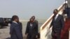 Le président ivoirien Alassane Ouattara descend de l’avion à son retour d’Accra, accueilli au bas de l’échelle par Guillaume Soro, président de l’Assemblée nationale, à Abidjan, Côte d’Ivoire, 7 janvier 2017. Crédit : Présidence de la Côte d’Ivoire/Twitte