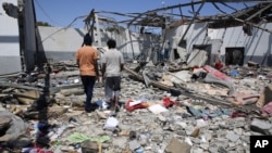 Puing-puing bangunan pusat penahanan yang terkena serangan udara di Tajoura, timur kota Tripoli, Libya, 3 Juli 2019. 