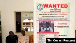 Tangazo likionyesha kutafutwa kwa kiongozi wa kundi la boko haram Abubakar Shekau huko katuika kijiji cha Baga katika jimbo la kaskazini mashariki mwa jimbo la Bono. May 13,REUTERS.