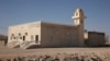 Foto ilustrasi yang menunjukkan sebuah masjid di pinggir jalan di wilayah Ubar, sekitar 170 kilometer dari Salalah, Oman. Foto diambil pada 10 Februari 2018. (Foto: AP/Sam McNeil)