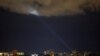 Tentara Ukraina menggunakan lampu sorot untuk mencari drone-drone di langit Kota Kyiv, di tengah invasi Rusia ke Ukraina, 8 Mei 2024. (Foto: Gleb Garanich/Reuters)