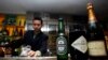 Berbagai jenis minuman keras di sebuah bar di Dubai, 9 Maret 2011.