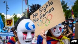 Waandamanaji wa kabila la Uyghur wakiandamana dhidi ya China kwenye picha ya awali