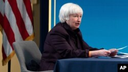 美国财长耶伦在与全美各地黑人商会举行的一个虚拟圆桌会议上和与会者讨论美国救助计划。（2021年2月5日）