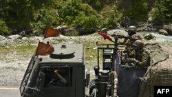印度军队士兵驾驶军车行驶在通往中印边境加勒万河谷的道路上。（法新社2020年6月17日）