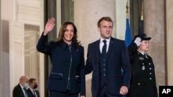 Presiden Prancis Emmanuel Macron berdiri di samping Wakil Presiden AS Kamala Harris sebelum keduanya melaksanakan pertemuan bilateral di Istana Élysée di Paris, Prancis, pada 10 November 2021. (Foto: The New York Times via AP/Sarahbeth Maney)
