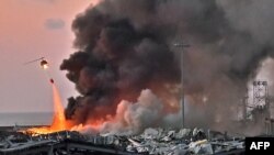 一架直升机在贝鲁特港口爆炸地点上空灭火。(2020年8月4日)