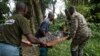 Un Crocodile capturé dans une lagune et temporairement conservé dans un zoo est transporté pour être relâché dans un parc national, à Abidjan, Côte d'Ivoire le 14 juillet 2017. REUTERS / Luc Gnago - 