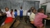 Des enfants zimbabwéens sont assis dans une salle de classe dans une école de Norton, à 55 km à l’ouest de Harare, le 28 janvier 2009 