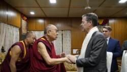 ཨ་རིའི་རྒྱལ་སྤྱིའི་ཆོས་དད་རང་དབང་ལྷན་ཚོགས་ཀྱི་འགོ་ཁྲིད་སམ་བྷ་རོན་བྷག་ལགས་བཞུགས་སྒར་དུ་བཅར་ནས་༧གོང་ས་མཆོག་ལ་མཇལ་བ།