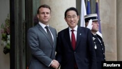 法国总统马克龙2024年5月2日与来访的日本首相岸田文雄在总统府举行会谈。（路透社）