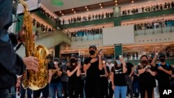 身着黑色T恤的示威者在香港一家商场抗议禁蒙面法。（2019年10月13日）