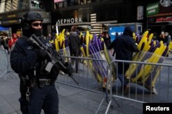 纽约市警察局反恐特警队队员在曼哈顿的新年庆祝活动前在时报广场巡逻警卫。（2017年12月29日）