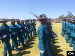 Abapholisa aveza ukulolongwa kwawo eWhite City Stadium