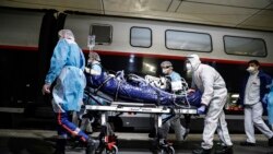 En esta foto del 1 de abril de 2020, personal médico transfiere a un paciente infectado con el coronavirus a un tren en la estación de Gare d'Austerlitz en París.