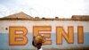 Un garçon passe devant le mur d'un centre de traitement du virus Ebola à Beni, en RDC, le 1er avril 2019. REUTERS/Baz Ratner