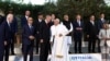 Para pemimpin negara-negara anggota G7 bersiap untuk foto bersama pada hari kedua pertemuan puncak kelompok negara maju itu di resor Borgo Egnazia, Savelletri, Italia, Jumat, 14 Juni 2024. (Foto: Guglielmo Mangiapane/Reuters)