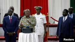 Mutungamiri weKenya VaUhuru Kenyatta vaine vari kukwikwidza musarudzo VaWilliam Ruto anaVaRaila Odinga 