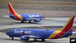 ARCHIVO - Aviones de Southwest Airlines en el Aeropuerto Internacional Phoenix Sky Harbor en Phoenix, Arizona, el 17 de julio de 2019.