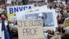 Rassemblement place de la République à Paris, pour rendre hommage à Samuel Paty, le professeur de français qui a été décapité dans les rues de Conflans-Sainte-Honorine en banlieue parisienne, France, 18 octobre 2020. REUTERS/Charles Platiau