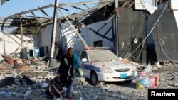 Suasana di sekitar pusat penahanan yang terkena serangan udara di Tajoura, pinggiran ibukota Libya, Tripoli, Libya, 3 Juli 2019.