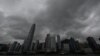 FILE - Awan tebal menyelimuti distrik Central Hong Kong, saat topan Koinu melintas di pusat keuangan tersebut, tengah hari 8 Oktober 2023. Pemimpin kota Hong Kong mengumumkan bursa saham akan terus melanjutkan perdagangan meski akan terjadi topan dan badai. (Peter PARKS / AFP)