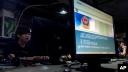 中国网吧的电脑显示屏上有警方关于正确使用互联网的通知（2013年8月19日)