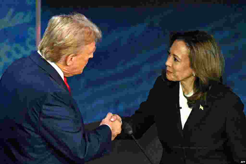 Mbote ya yambo kati ma Vice-présidente mpe démocrate Kamala Harris (D) na président ya kala Donald Trump na bondongwani na bango na etando eke na National Constitution Center, Philadelphie, Pennsylvanie, 10 sanza ya libwa 2024.(Photo by SAUL LOEB / AFP)