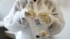 Un agent de santé tient un kit de prélèvement d'échantillons COVID-19 d'un volontaire d'essai de vaccin, après un test de dépistage du coronavirus, au centre de recherche Wits RHI Shandukani à Johannesburg, Afrique du Sud, le 27 août 2020.