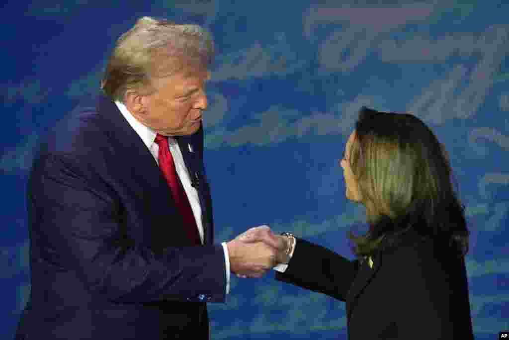 Vice-présidente mpe démocrate Kamala Harris (D) na président ya kala Donald Trump bapesani losako mpo na mbala ya yambo na bondongwani na bango na etando eke na National Constitution Center, Philadelphie, Pennsylvanie, 10 sanza ya libwa 2024. (AP Photo/Alex Brandon)
